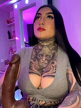 Snapshot of CloeeBeckam chatting on December 16, 8:19 am CloeeBeckam online show from December 16, 8:19 am