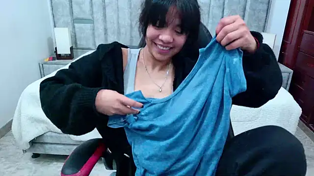 Snapshot of laureentt_ chatting on July 20, 10:39 am laureentt online show from July 20, 10:39 am