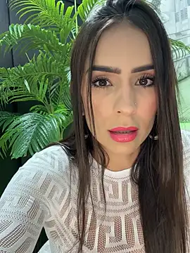 Snapshot of Mau_White chatting on December 17, 10:49 pm Mau White online show from December 17, 10:49 pm