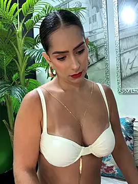 Snapshot of Mau_White chatting on December 21, 12:40 am Mau White online show from December 21, 12:40 am