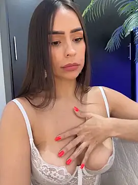 Snapshot of Mau_White chatting on February 2, 9:02 pm Mau White online show from February 2, 9:02 pm