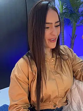 Snapshot of Mau_White chatting on February 8, 1:42 am Mau White online show from February 8, 1:42 am