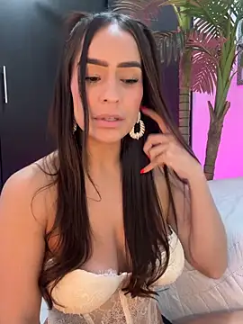 Snapshot of Mau_White chatting on February 9, 11:09 pm Mau White online show from February 9, 11:09 pm