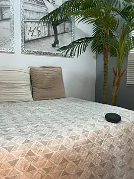 Snapshot of Mau_White chatting on February 16, 10:06 pm Mau White online show from February 16, 10:06 pm