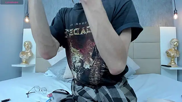 Hecatee 77 online show from March 23, 7:18 pm