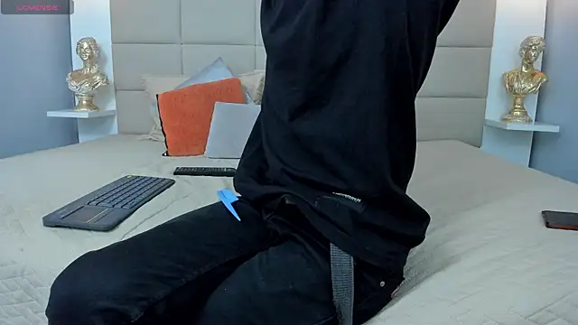 Hecatee 77 online show from April 18, 8:20 pm