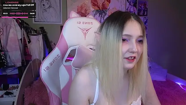 Snapshot of Evie_Ro chatting on December 10, 8:38 pm Evie Ro online show from December 10, 8:38 pm