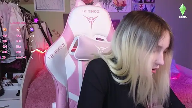 Snapshot of Evie_Ro chatting on December 16, 9:20 pm Evie Ro online show from December 16, 9:20 pm