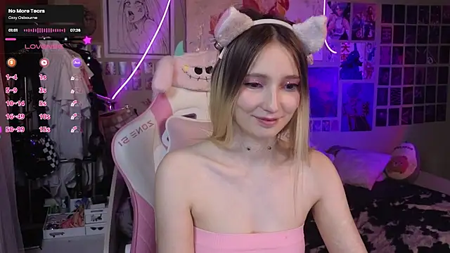 Snapshot of Evie_Ro chatting on March 6, 11:20 pm Evie Ro online show from March 6, 11:20 pm