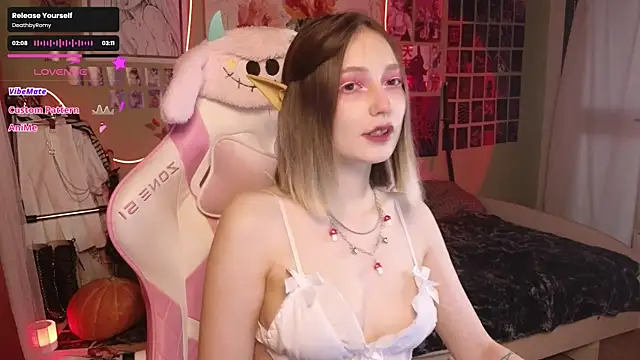 Snapshot of Evie_Ro chatting on October 29, 10:33 pm Evie Ro online show from October 29, 10:33 pm