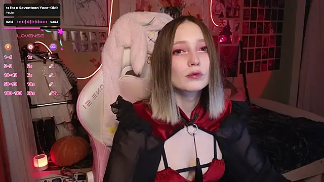 Snapshot of Evie_Ro chatting on October 31, 8:43 pm Evie Ro online show from October 31, 8:43 pm