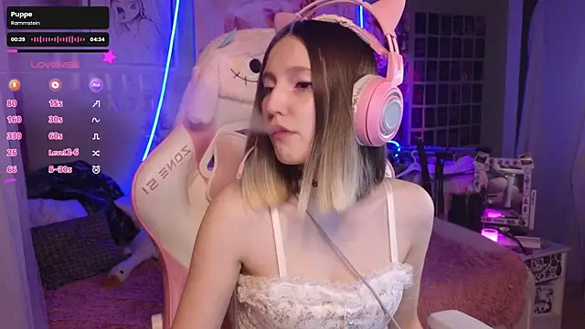 Snapshot of Evie_Ro chatting on November 10, 11:37 pm Evie Ro online show from November 10, 11:37 pm