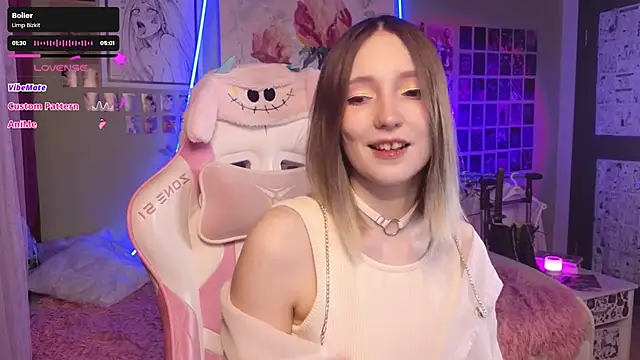 Snapshot of Evie_Ro chatting on November 29, 9:18 pm Evie Ro online show from November 29, 9:18 pm