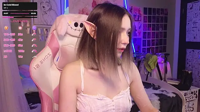 Snapshot of Evie_Ro chatting on December 16, 12:37 am Evie Ro online show from December 16, 12:37 am