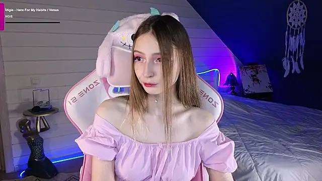 Snapshot of Evie_Ro chatting on June 29, 9:37 pm Evie Ro online show from June 29, 9:37 pm