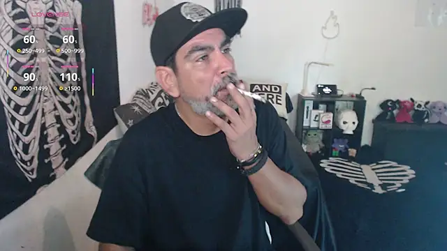 soyelcarlitos  online show from June 15, 10:01 pm
