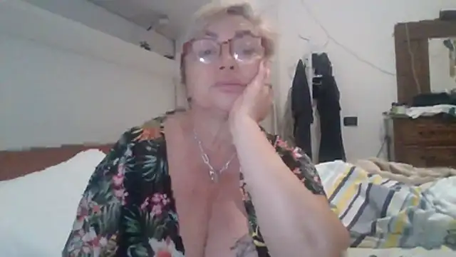 Snapshot of LindaL chatting on November 19, 1:11 pm LindaL online show from November 19, 1:11 pm