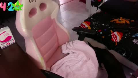 Snapshot of 111lucygrim111 chatting on February 15, 8:11 pm 111lucygrim111 online show from February 15, 8:11 pm