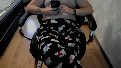 Snapshot of 1your_hot_girls chatting on October 27, 2:10 pm 1your_hot_girls online show from October 27, 2:10 pm