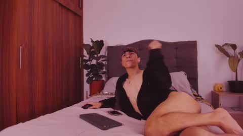 Snapshot of 2gays_1straight chatting on October 24, 7:10 pm David and Yoel online show from October 24, 7:10 pm