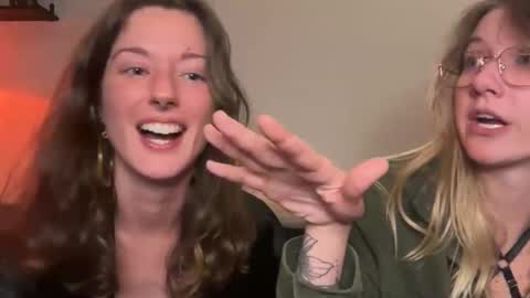 Snapshot of 2girls1boat chatting on November 17, 4:40 am Zenon Zelda online show from November 17, 4:40 am