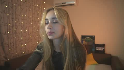 Snapshot of 2girls_1dream chatting on December 18, 4:28 pm Elley online show from December 18, 4:28 pm