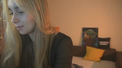 Snapshot of 2girls_1dream chatting on December 24, 4:30 pm Elley online show from December 24, 4:30 pm