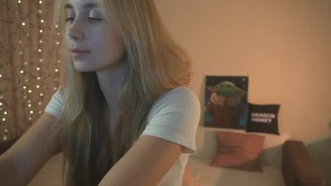 Snapshot of 2girls_1dream chatting on January 28, 5:03 pm Elley online show from January 28, 5:03 pm