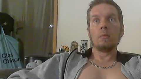 Snapshot of 2small4you83 chatting on December 19, 4:02 am 2small4you83 online show from December 19, 4:02 am