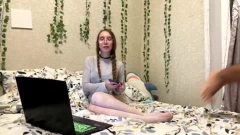 6hei6not online show from November 26, 4:30 pm