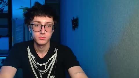 Snapshot of 8_goat chatting on December 1, 2:05 am Phillip online show from December 1, 2:05 am