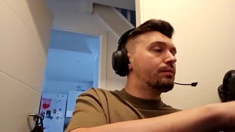 Snapshot of 8inchdude93 chatting on October 13, 11:43 am 8inchdude93 online show from October 13, 11:43 am