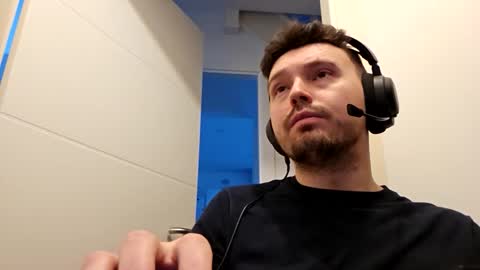 Snapshot of 8inchdude93 chatting on November 12, 10:37 am 8inchdude93 online show from November 12, 10:37 am