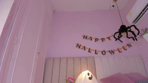 Snapshot of _aleja_x chatting on October 31, 12:28 pm _aleja_x online show from October 31, 12:28 pm