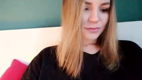 Snapshot of _alinasnow chatting on December 12, 12:59 am Alina Snow online show from December 12, 12:59 am