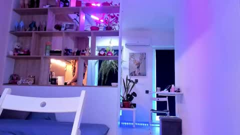 Mia online show from September 27, 2:22 pm