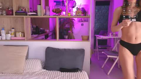 Mia online show from February 13, 4:03 pm