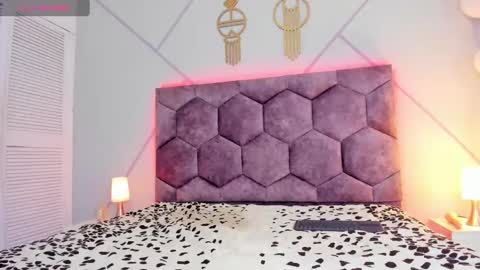 Snapshot of _aurora_collins_ chatting on February 14, 3:36 pm _aurora_collins_ online show from February 14, 3:36 pm