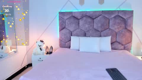 _aurora_collins_ online show from December 19, 1:07 pm