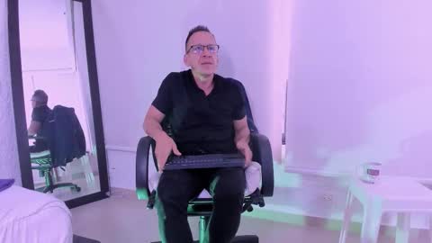 _axelking_ online show from February 26, 11:42 am