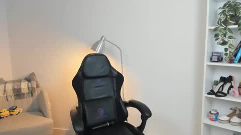 Bella Evans online show from February 14, 12:03 pm