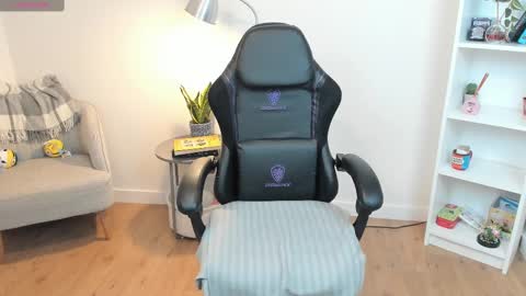 Bella Evans online show from February 25, 5:30 am