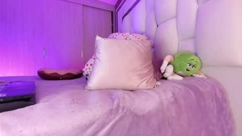 _bellaswwet_ online show from December 17, 7:15 pm