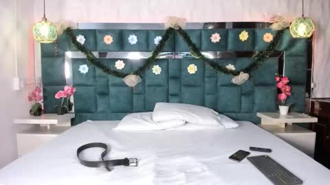 _bonnyandclyde online show from December 15, 11:47 am