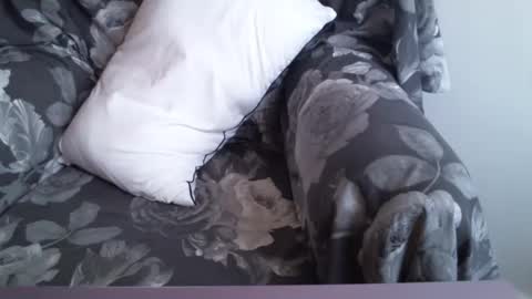 Snapshot of _bunny_b chatting on February 19, 9:06 am I will be back soon  online show from February 19, 9:06 am