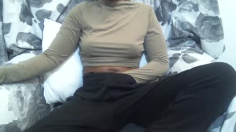 Snapshot of _bunny_b chatting on February 25, 5:58 pm I will be back soon  online show from February 25, 5:58 pm