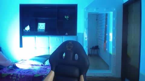 Snapshot of _charlotte_collins_ chatting on January 17, 2:33 pm _charlotte_collins_ online show from January 17, 2:33 pm