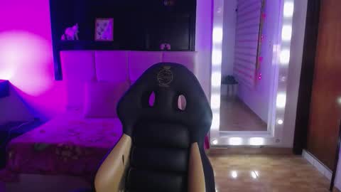 Snapshot of _charlotte_collins_ chatting on February 21, 3:13 pm _charlotte_collins_ online show from February 21, 3:13 pm