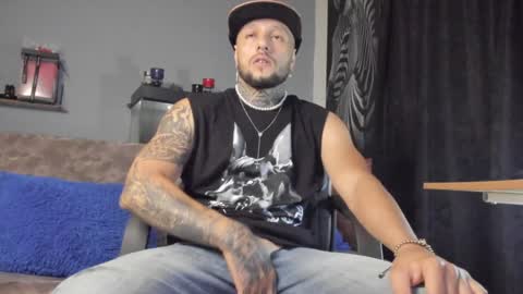 Snapshot of _emilio_escobar chatting on December 5, 10:01 am Emilio online show from December 5, 10:01 am