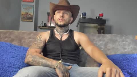 Snapshot of _emilio_escobar chatting on December 6, 10:05 am Emilio online show from December 6, 10:05 am